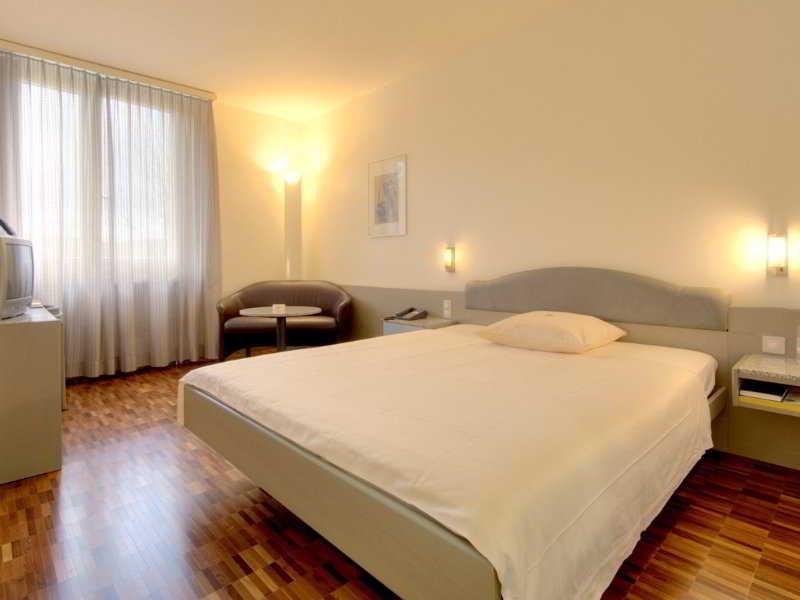 Hotel Fly Away Kloten Quarto foto